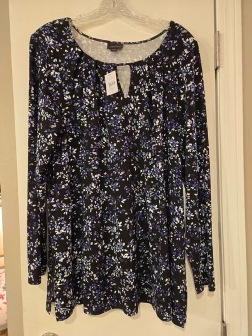 J. Jill size L, NWT, Beautiful Top with Floral Pattern, Keyhole Neckline